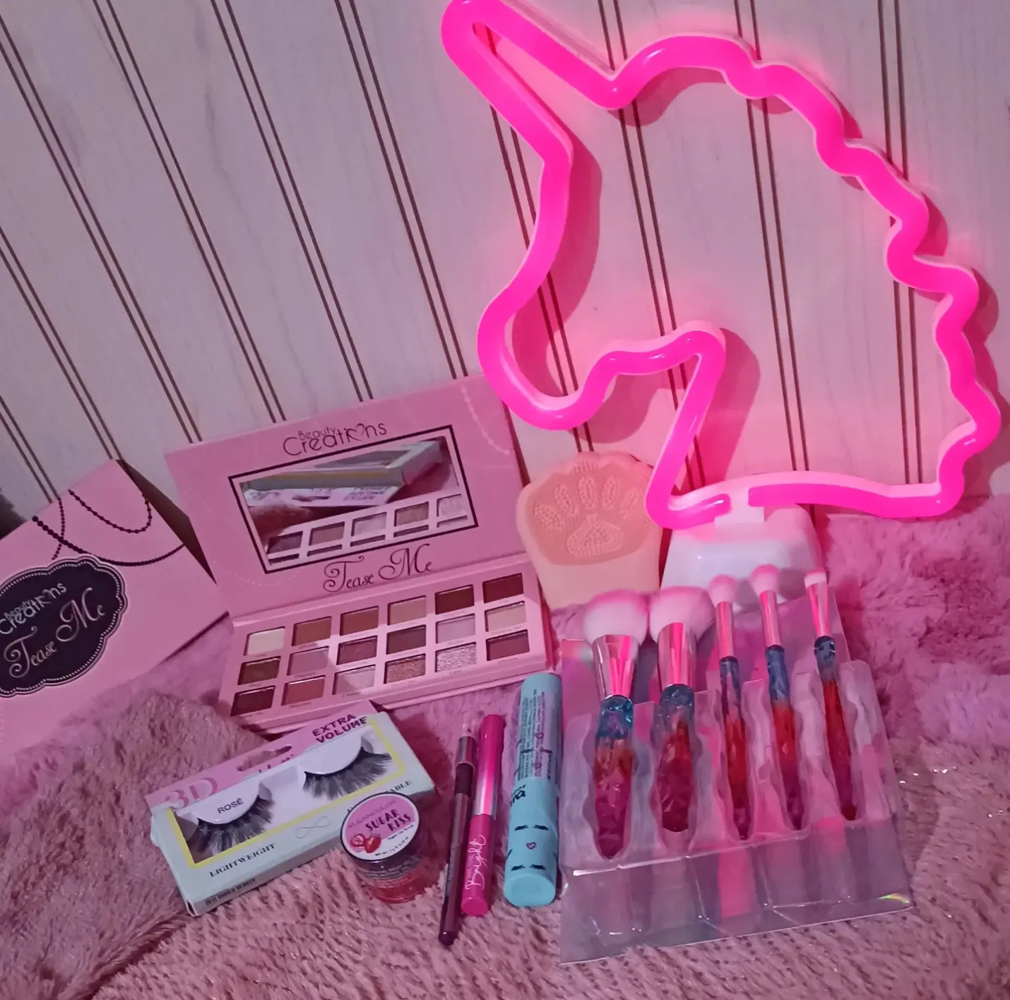Haul de productos Foxy Beauty sobre la manta de peluche de la marca